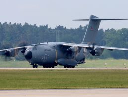 Ein Transportflugzeug vom Typ A400M (Archivbild). Experten wollen die jüngste Panne vor Ort in Litauen untersuchen Foto: Bundeswehr