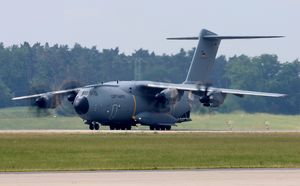 Ein A400M auf einem Bild aus 2016. Gleich auf der ersten Dienstreise mit der Ministerin fiel eines der Triebwerke aus Foto: Bundeswehr