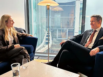 Jana Bartole im Gespräch mit dem dänischen Militärattaché in Berlin, Brigadegeneral Ulrich Essemann-Beck. Foto: DBwV