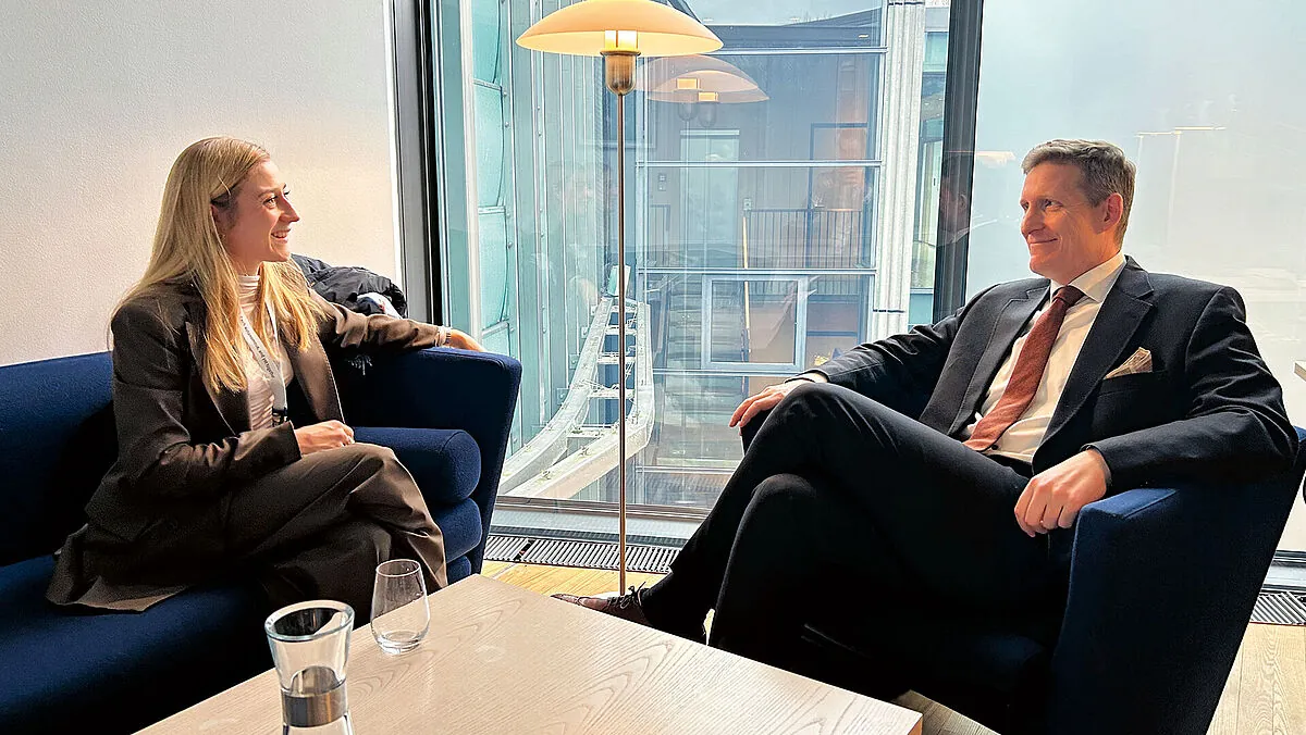 Jana Bartole im Gespräch mit dem dänischen Militärattaché in Berlin, Brigadegeneral Ulrich Essemann-Beck. Foto: DBwV