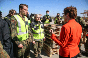 Verteidigungsministerin Annegret Kramp-Karrenbauer im Gespräch mit Soldatinnen und Soldaten. Foto: Bundeswehr/Weinrich