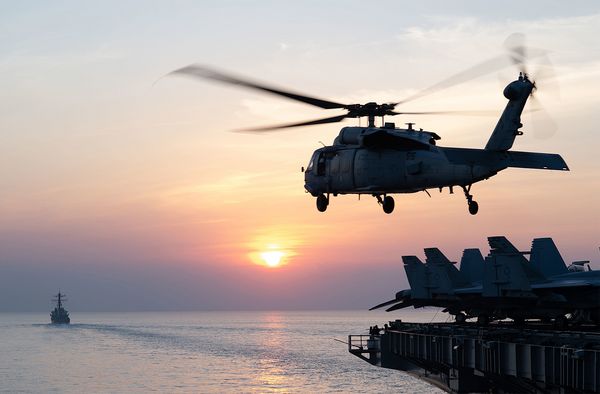 Ein Hubschrauber des Typs „Seahawk“ der US-Navy startet zu einem Flug über die Straße von Hormus. Foto: picture alliance/ZUMAPRESS.com