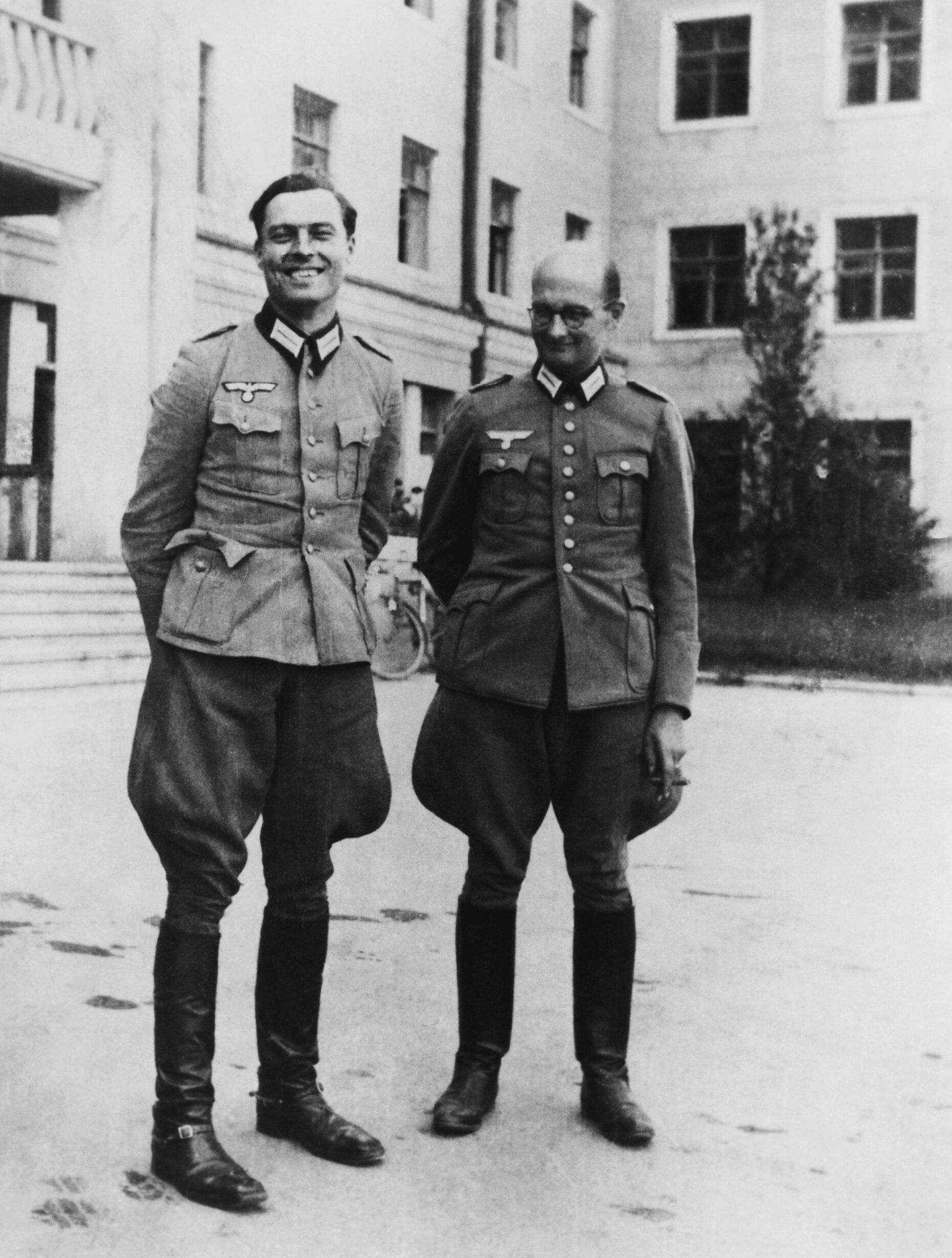 Claus Graf von Stauffenberg mit Albrecht Ritter Mertz von Quirnheim vor dem Hauptquartier der Wehrmacht an der Ostfront im ukrainischen Winnyzja. Beide wurden in der Nacht zum 21. Juli 1944 hingerichtet. Foto: Privatbesitz/Reproduktion Gedenkstätte Deutscher Widerstand