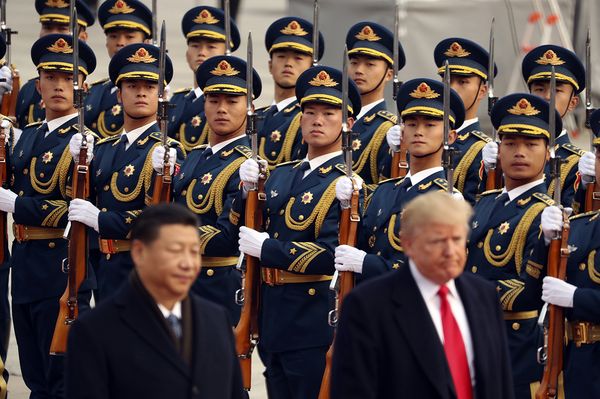 Der chinesische Präsident Xi Jinping und US-Präsident Donald Trump während einer Willkommenszeremonie in der Großen Halle des Volkes in Peking Foto: picture alliance/AP Photo