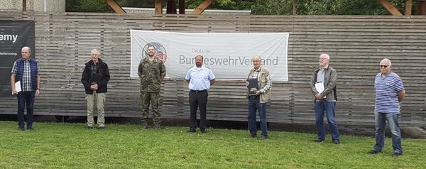 Bezirksvorsitzender OStFw Gerd-Josef Bopp (M.) mit geehrten Mitglieder der KERH. Foto: sKERH Neckarzimmern