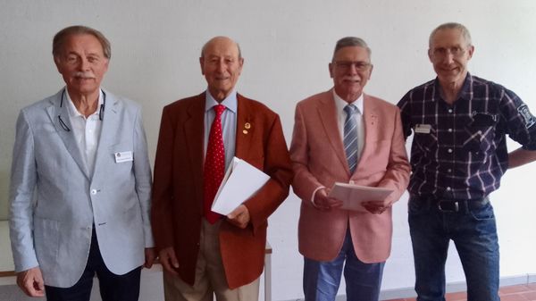 Hauptmann a.D. Weber und Oberstleutnant a.D. Faber erhielten für langjährige Mitgliedschaft im BundeswehrVerband ihre Auszeichnungen. Foto: JAG