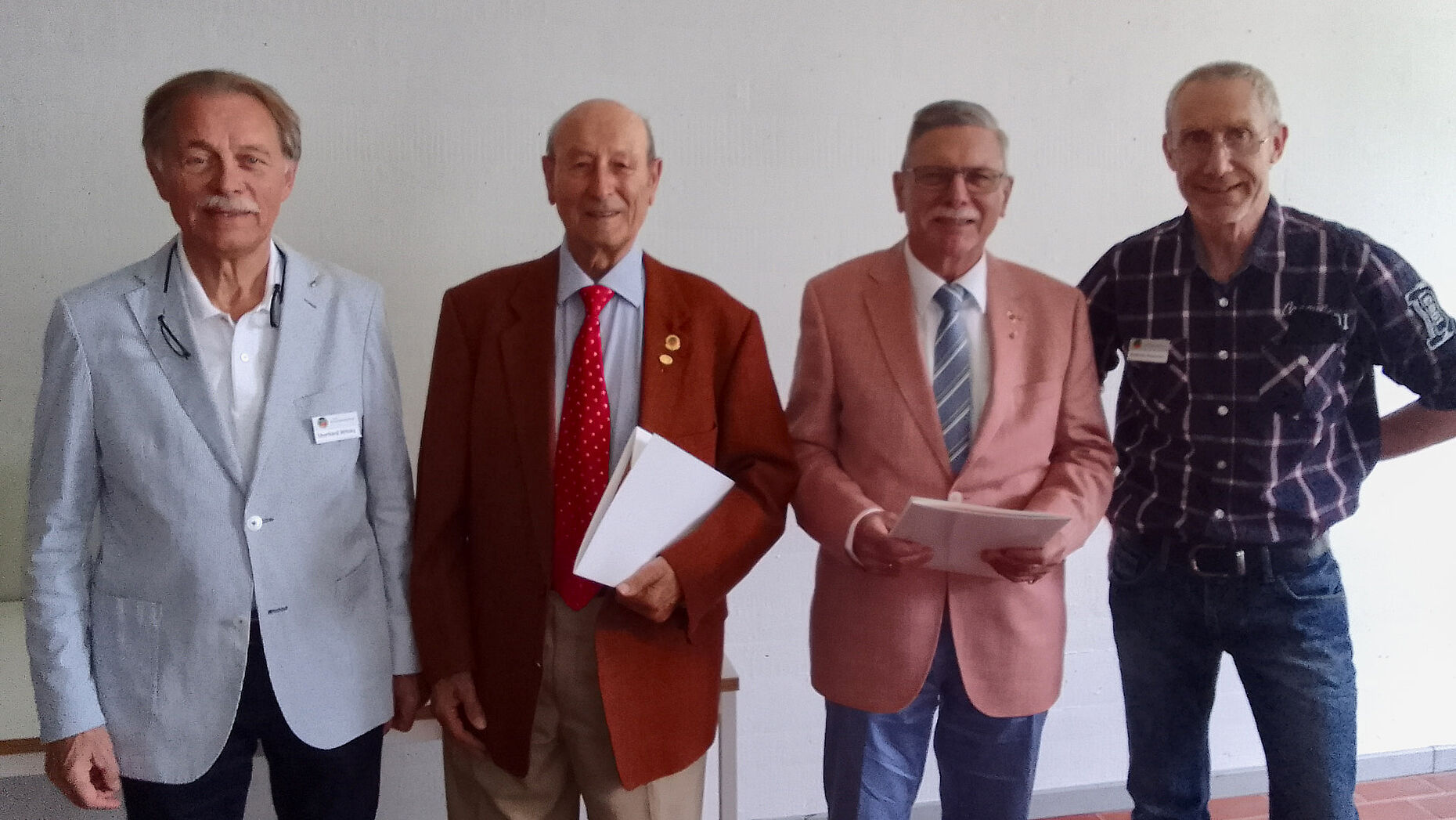 Hauptmann a.D. Weber und Oberstleutnant a.D. Faber erhielten für langjährige Mitgliedschaft im BundeswehrVerband ihre Auszeichnungen. Foto: JAG