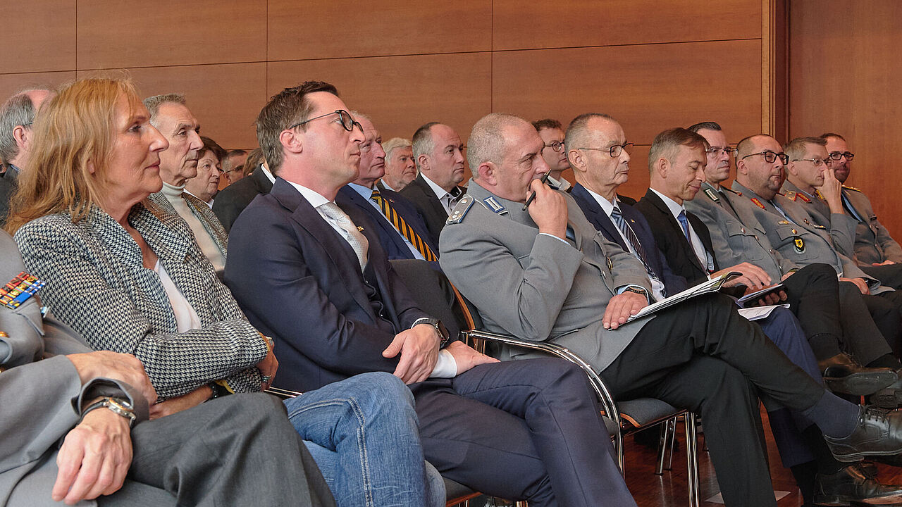 Unter den mehr als 80 Gästen des Jahresempfangs waren Abgeordnete und Politiker der Parteien aus Städten und Gemeinden, Land- und Bundestag sowie Kommandeure und Leiter von Dienststellen der Bundeswehr aus Baden-Württemberg. Foto: DBwV/Ingo Kaminsky