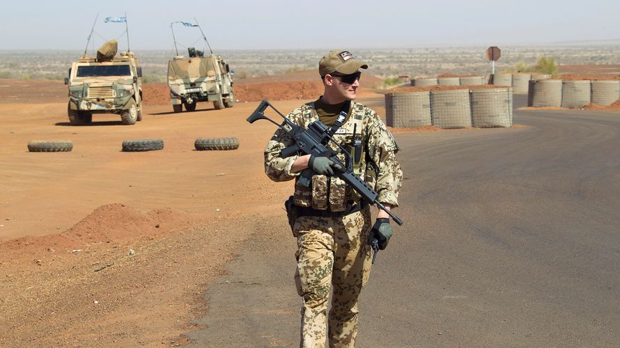 Ein deutscher Soldat in Mali - bei einem Unfall mit einem Fahrzeug vom Typ Eagle wurden heute vier Soldaten in Mali leicht verletzt. Archivfoto: Bundeswehr/Christian Thiel