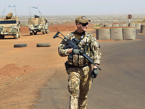 Ein deutscher Soldat in Mali - bei einem Unfall mit einem Fahrzeug vom Typ Eagle wurden heute vier Soldaten in Mali leicht verletzt. Archivfoto: Bundeswehr/Christian Thiel