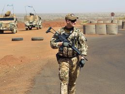 Ein deutscher Soldat in Mali - bei einem Unfall mit einem Fahrzeug vom Typ Eagle wurden heute vier Soldaten in Mali leicht verletzt. Archivfoto: Bundeswehr/Christian Thiel