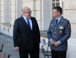 Über die Pläne zum vereinfachten Vergabeverfahren tauschten sich noch vor wenigen Monaten Oberstleutnant André Wüstner (r.) und Wirtschaftsminister Peter Altmaier aus. Foto: BMWi