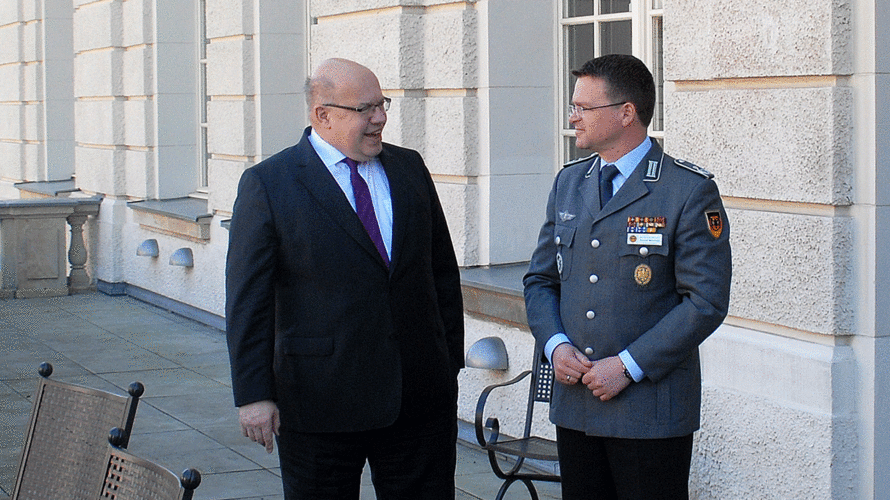 Über die Pläne zum vereinfachten Vergabeverfahren tauschten sich noch vor wenigen Monaten Oberstleutnant André Wüstner (r.) und Wirtschaftsminister Peter Altmaier aus. Foto: BMWi