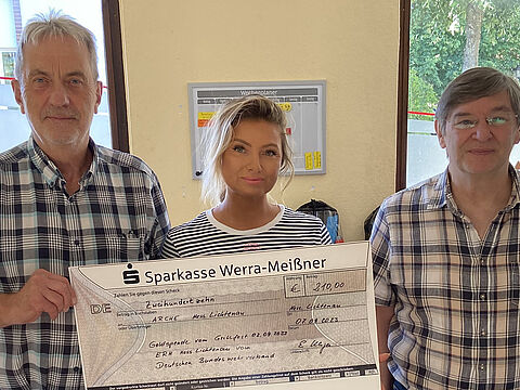 Beata Wieja, Mitarbeiterin der Arche e.V., freute sich über den symbolischen Spendenscheck von Oberstabsfeldwebel a.D. Edwin Kluger (l.) und Oberstabsfeldwebel a.D. Achim Reubert. Foto: Arche e.V Hessisch Lichtenau