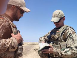 Einer der wenigen Kameraden der Bundeswehr, die man im Einsatzgebiet Irak treffen kann: Oberstleutnant Marcel Bohnert (r.) im Austausch mit einem Hauptfeldwebel. Foto: Privat