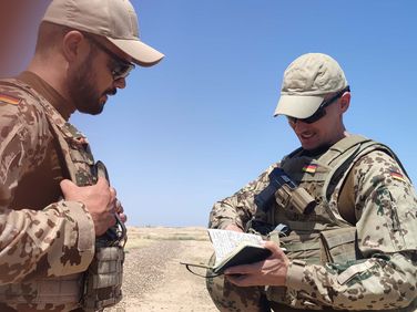 Einer der wenigen Kameraden der Bundeswehr, die man im Einsatzgebiet Irak treffen kann: Oberstleutnant Marcel Bohnert (r.) im Austausch mit einem Hauptfeldwebel. Foto: Privat