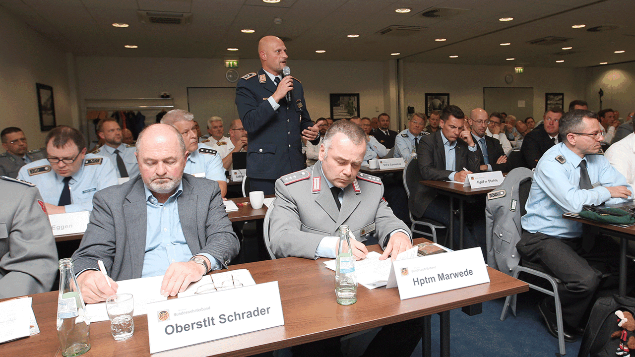 Rund 120 Personalräte, Vertrauenspersonen, Gleichstellungsbeauftragte und Schwerbehindertenvertreter der Bundeswehr sowie zahlreiche Vorstandsmitglieder des DBwV kamen zur Tagung nach Berlin. Foto: DBwV/Mika Schmidt