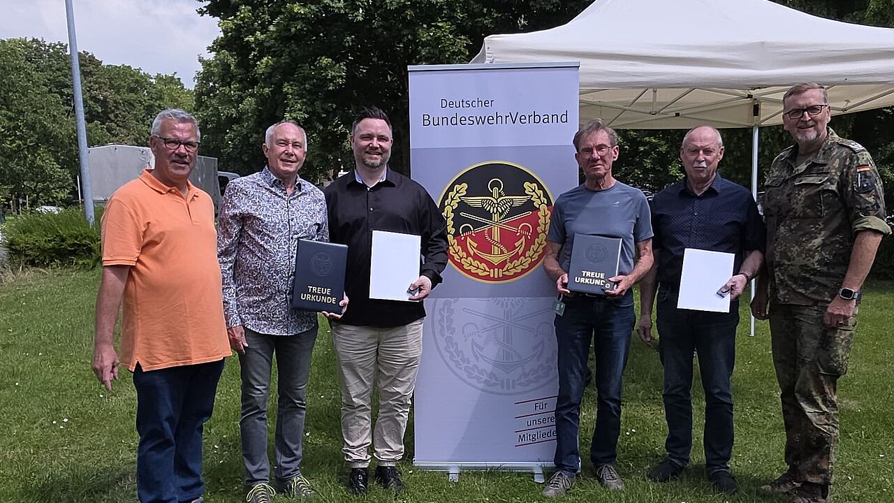 StOKa Ehrungen: 150 Jahre Mitgliedschaft im DBwV: Oberstabsfeldwebel a. D. Klaus Sattler (Vorsitzender der KERH, von links), Oberstleutnant a. D. Klaus-Dieter Leusch, Stabsunteroffizier der Reserve Volker Koenen, Stabsfeldwebel a. D. Waldemar Kowalewski, Oberstabsfeldwebel a. D. Siegfried Burokas, Oberstleutnant o. G. Guido Gleißner. Foto: StOKa Kalkar