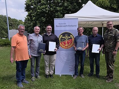 StOKa Ehrungen: 150 Jahre Mitgliedschaft im DBwV: Oberstabsfeldwebel a. D. Klaus Sattler (Vorsitzender der KERH, von links), Oberstleutnant a. D. Klaus-Dieter Leusch, Stabsunteroffizier der Reserve Volker Koenen, Stabsfeldwebel a. D. Waldemar Kowalewski, Oberstabsfeldwebel a. D. Siegfried Burokas, Oberstleutnant o. G. Guido Gleißner. Foto: StOKa Kalkar
