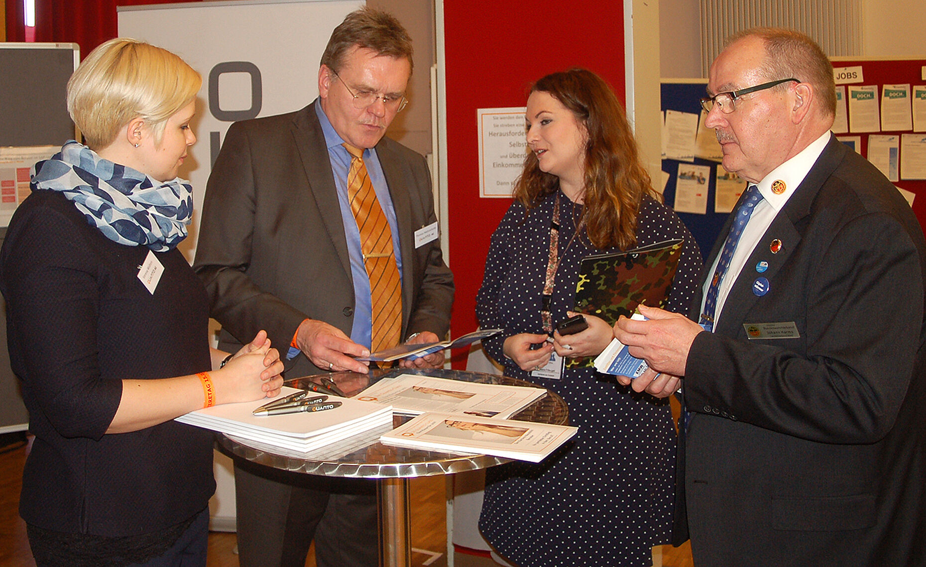 v.r.: Johann Harms und Jessica Frömbgen werben bei Unternehmen um Spenden Foto: LV Nord