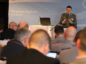 Oberstleutnant André Wüstner nahm die Anwesenden mit bei seinen Ausführungen. Foto: DBwV/Hahn