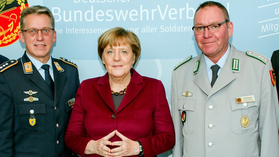 Ein Bild aus dem Jahr 2016: der damalige Stellvertreter des Bundesvorsitzenden, Hauptmann Andreas Steinmetz (l.), die damalige Bundeskanzlerin Angela Merkel (CDU, M.) und Hauptmann a.D. Uwe Köpsel. Archivfoto: DBwV
