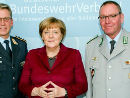 Ein Bild aus dem Jahr 2016: der damalige Stellvertreter des Bundesvorsitzenden, Hauptmann Andreas Steinmetz (l.), die damalige Bundeskanzlerin Angela Merkel (CDU, M.) und Hauptmann a.D. Uwe Köpsel. Archivfoto: DBwV