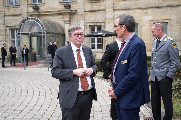 Stabsfeldwebel a.D. Gerhard Stärk (r.) empfängt den Wehrbeauftragten Hans-Peter Bartels Foto: DBwV/Bombeke