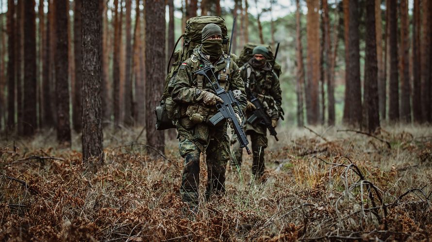 Diesen Fernspähern des Heeres ist die Kopflastigkeit der Bundeswehr nicht anzulasten.  Während die Zahl der Soldatinnen und Soldaten in den vergangenen Jahren um mehr als die Hälfte schrumpfte, verdoppelte sich die Zahl der militärischen Organisationsbereiche. Foto: Bundeswehr/Jana Neumann