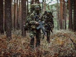 Diesen Fernspähern des Heeres ist die Kopflastigkeit der Bundeswehr nicht anzulasten.  Während die Zahl der Soldatinnen und Soldaten in den vergangenen Jahren um mehr als die Hälfte schrumpfte, verdoppelte sich die Zahl der militärischen Organisationsbereiche. Foto: Bundeswehr/Jana Neumann