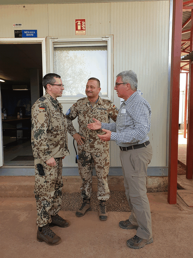 In Bamako: Stabsfeldwebel Thomas Schwappacher, DBwV-Ansprechpartner Ralf Gatzmanga und der rheinland-pfälzische Staatsminister Roger Lewentz (v.l.n.r.). Foto: DBwV