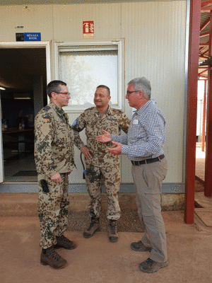 In Bamako: Stabsfeldwebel Thomas Schwappacher, DBwV-Ansprechpartner Ralf Gatzmanga und der rheinland-pfälzische Staatsminister Roger Lewentz (v.l.n.r.). Foto: DBwV