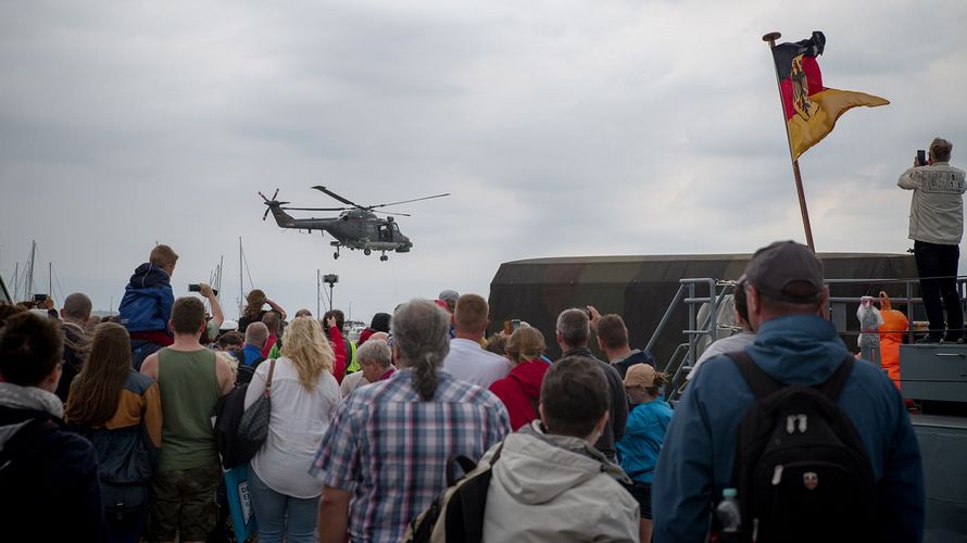 Die Flugvorführung mit dem "Sea Lynx" begeisterte in Stralsund die Menschen. Foto: DBwV/Bombeke