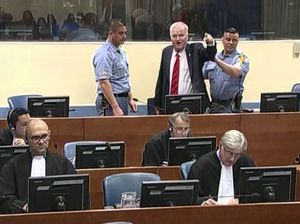 Am Tag der Urteilsverkündung: Ratko Mladic wird aus dem Gerichtssaal entfernt, nachdem er lautstark protestiert hatte. Foto: dpa