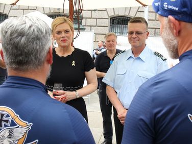 Julia Klöckner, Bundestagspräsidentin und Schirmfrau des Veteranentages, und Oberst André Wüstner im Gespräch mit Veteranen der "Tour of Valor", die auf dem Rad von Bayern nach Berlin zum Veteranentag gereist sind. Foto: DBwV/Yann Bombeke