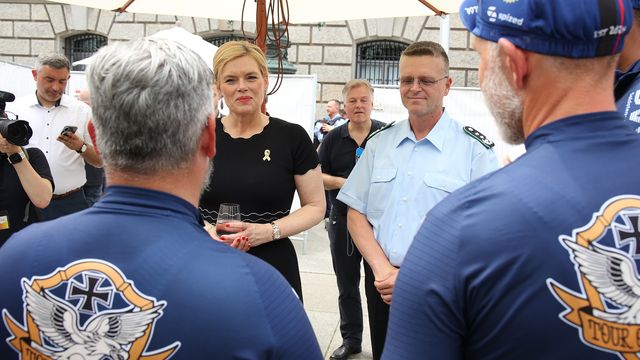 Julia Klöckner, Bundestagspräsidentin und Schirmfrau des Veteranentages, und Oberst André Wüstner im Gespräch mit Veteranen der "Tour of Valor", die auf dem Rad von Bayern nach Berlin zum Veteranentag gereist sind. Foto: DBwV/Yann Bombeke