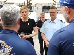 Julia Klöckner, Bundestagspräsidentin und Schirmfrau des Veteranentages, und Oberst André Wüstner im Gespräch mit Veteranen der "Tour of Valor", die auf dem Rad von Bayern nach Berlin zum Veteranentag gereist sind. Foto: DBwV/Yann Bombeke