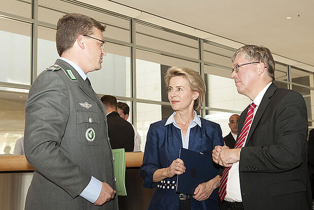 Intensiver Austausch: Der DBwV-Bundesvorsitzende André Wüstner im Gespräch mit Verteidigungsministerin Ursula von der Leyen und dem Wehrbeauftragten Hans-Peter Bartels Foto: Bundestag/Anke Jacob