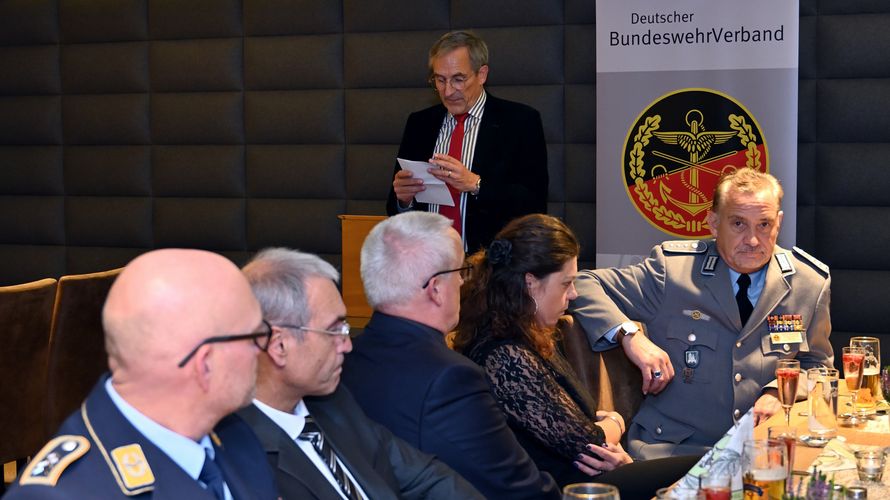 Landesvorsitzender Gerhard Stärk stellt den Gästen die Arbeit des DBwV vor. Foto: Ingo Kaminsky
