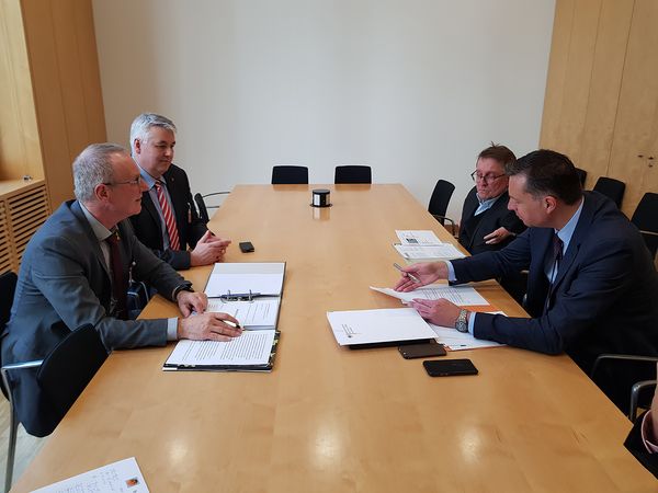 Stephan Mayer (vorne l.), Staatssekretär im Bundesinnenministerium, und Albrecht Kiesner (vorne l.), Vorsitzender ERH im DBwV-Bundesvorstand, im Gespräch über die Beihilfebearbeitungszeiten. Foto: DBwV