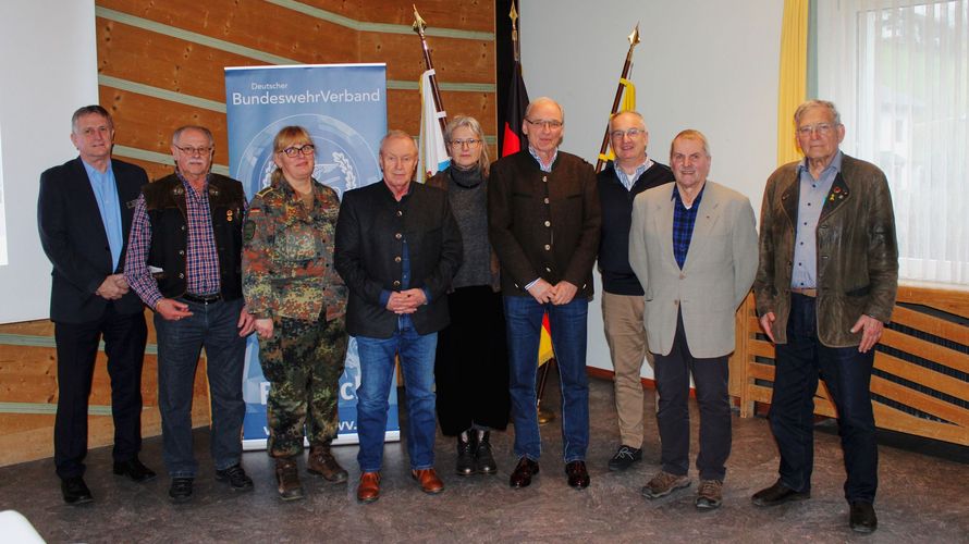 Vorsitzender ERH Bernhard Hauber und der neue Vorstand mit Rudolf Schierghofer, Carmen Bendrat, Hartmut Bossert, Sabine Schnabl, Manfred Freitag, Johannes Kampfl, Wolfgang Schwarz, Klaus Schwarzenberger. Foto: Klaus Schwarzenberger