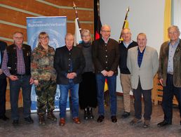 Vorsitzender ERH Bernhard Hauber und der neue Vorstand mit Rudolf Schierghofer, Carmen Bendrat, Hartmut Bossert, Sabine Schnabl, Manfred Freitag, Johannes Kampfl, Wolfgang Schwarz, Klaus Schwarzenberger. Foto: Klaus Schwarzenberger