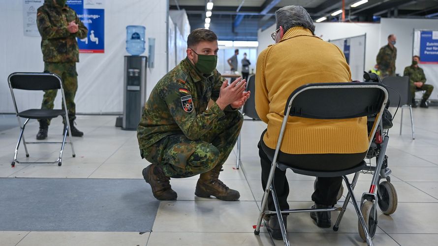 Schönefeld sitzt. Am selben Tag nahm das dritte Impfzentrum im Land Brandenburg seinen Betrieb auf. Die Impfungen dort wird medizinisches Personal der Bundeswehr durchführen. Foto: picture alliance/dpa