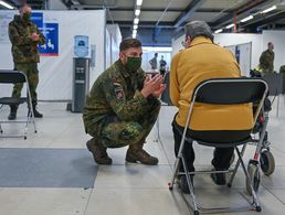 Schönefeld sitzt. Am selben Tag nahm das dritte Impfzentrum im Land Brandenburg seinen Betrieb auf. Die Impfungen dort wird medizinisches Personal der Bundeswehr durchführen. Foto: picture alliance/dpa