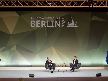 Olaf Scholz bei der Bundeswehrtagung in Berlin: Der Bundeskanzler unterstützt die Forderung nach einem Veteranentag und wünscht sich eine Initiative aus der Mitte des Bundestages. Foto: picture alliance/dpa/Christophe Gateau
