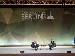 Olaf Scholz bei der Bundeswehrtagung in Berlin: Der Bundeskanzler unterstützt die Forderung nach einem Veteranentag und wünscht sich eine Initiative aus der Mitte des Bundestages. Foto: picture alliance/dpa/Christophe Gateau