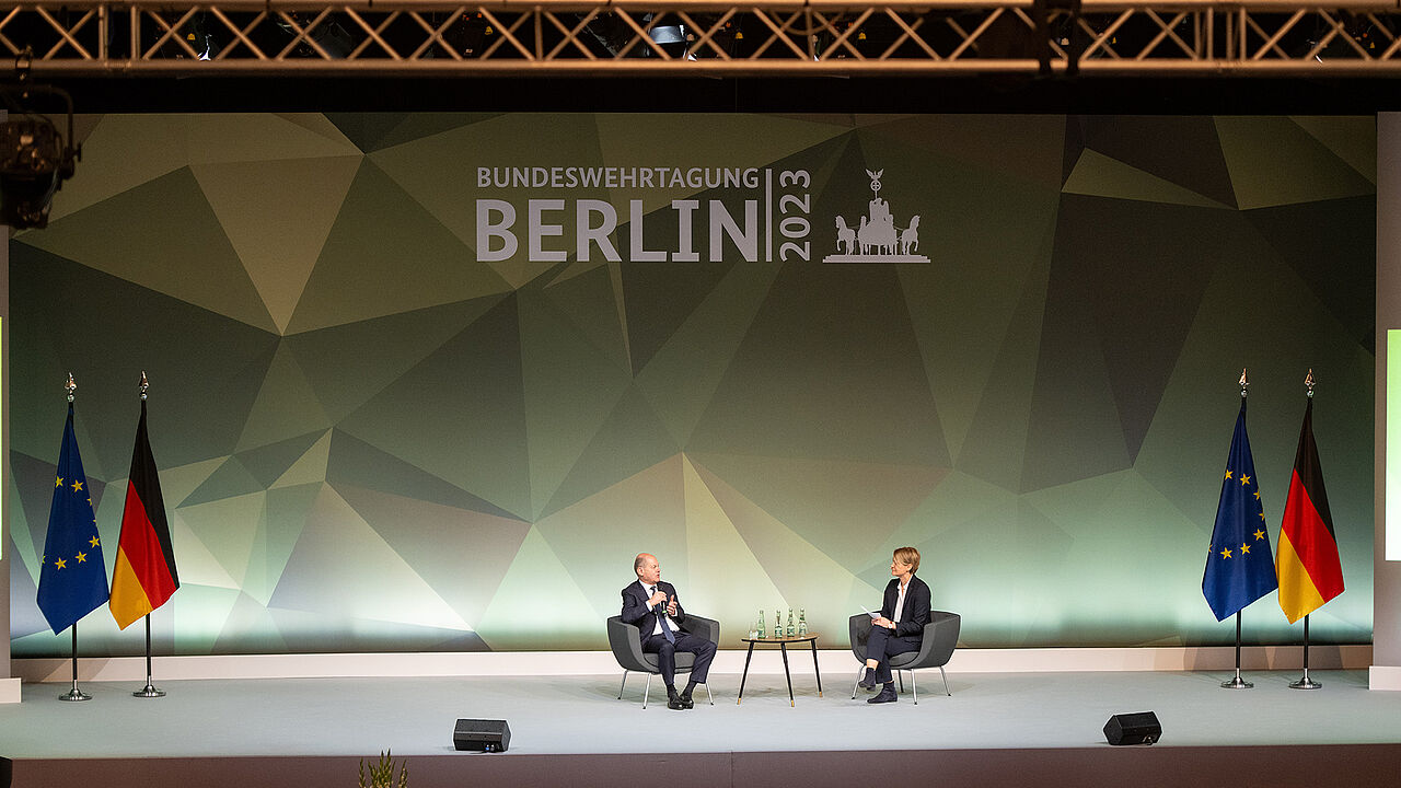 Olaf Scholz bei der Bundeswehrtagung in Berlin: Der Bundeskanzler unterstützt die Forderung nach einem Veteranentag und wünscht sich eine Initiative aus der Mitte des Bundestages. Foto: picture alliance/dpa/Christophe Gateau