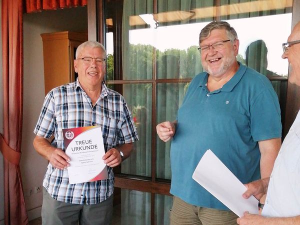 Stabsfeldwebel a.D. Egbert Schwarz erhält die Treueurkunde für 50jährige Mitgliedschaft im BundeswehrVerband, hier mit Stellvertretendem Vorsitzenden Hauptmann a.D. Uwe Paul (r.). Foto: Uwe Paul