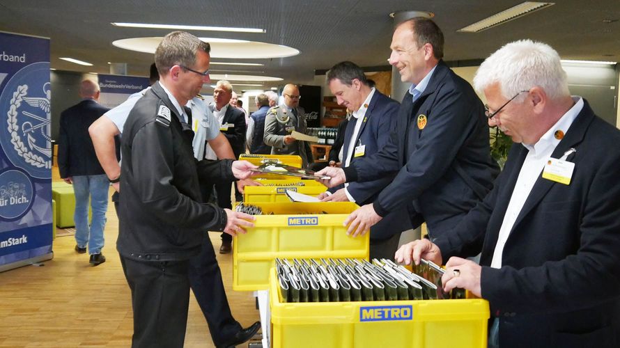 Die Delegierten werden von ihren Bezirksvorsitzenden und den hauptamtlichen Mitarbeitern in Empfang genommen. Foto: DBwV