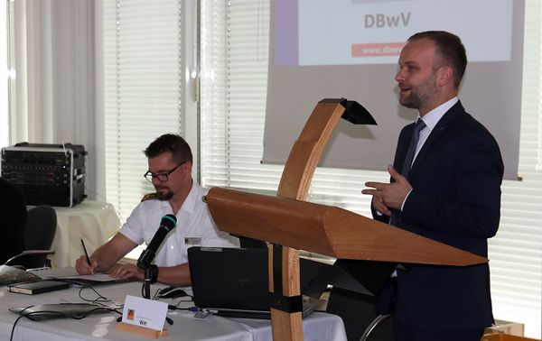 Der Oberbürgermeister Silvio Witt begrüßt die Delegierten in Neubrandenburg. Foto:DBwV/Homberg